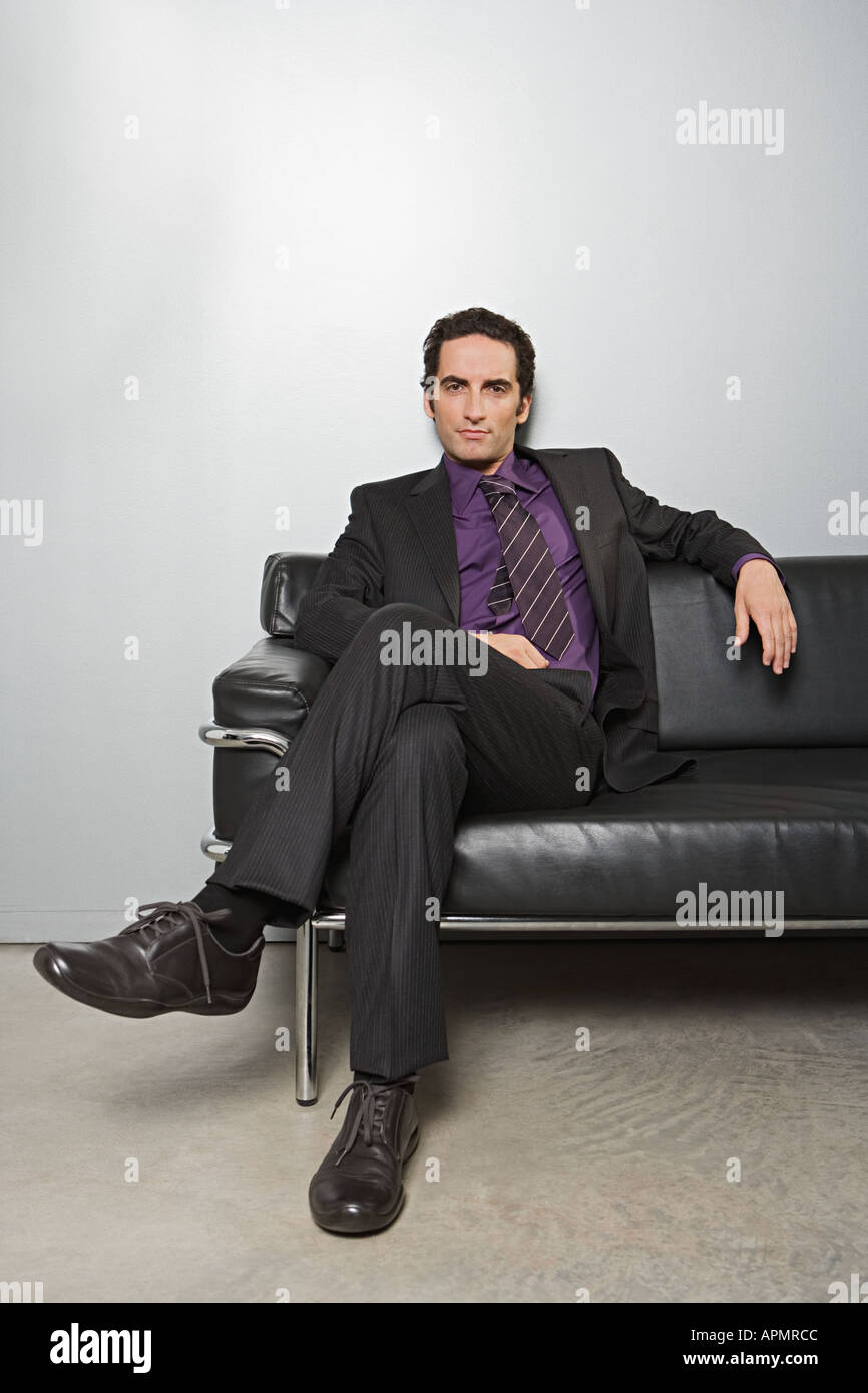 Imprenditore seduto sul divano Foto Stock