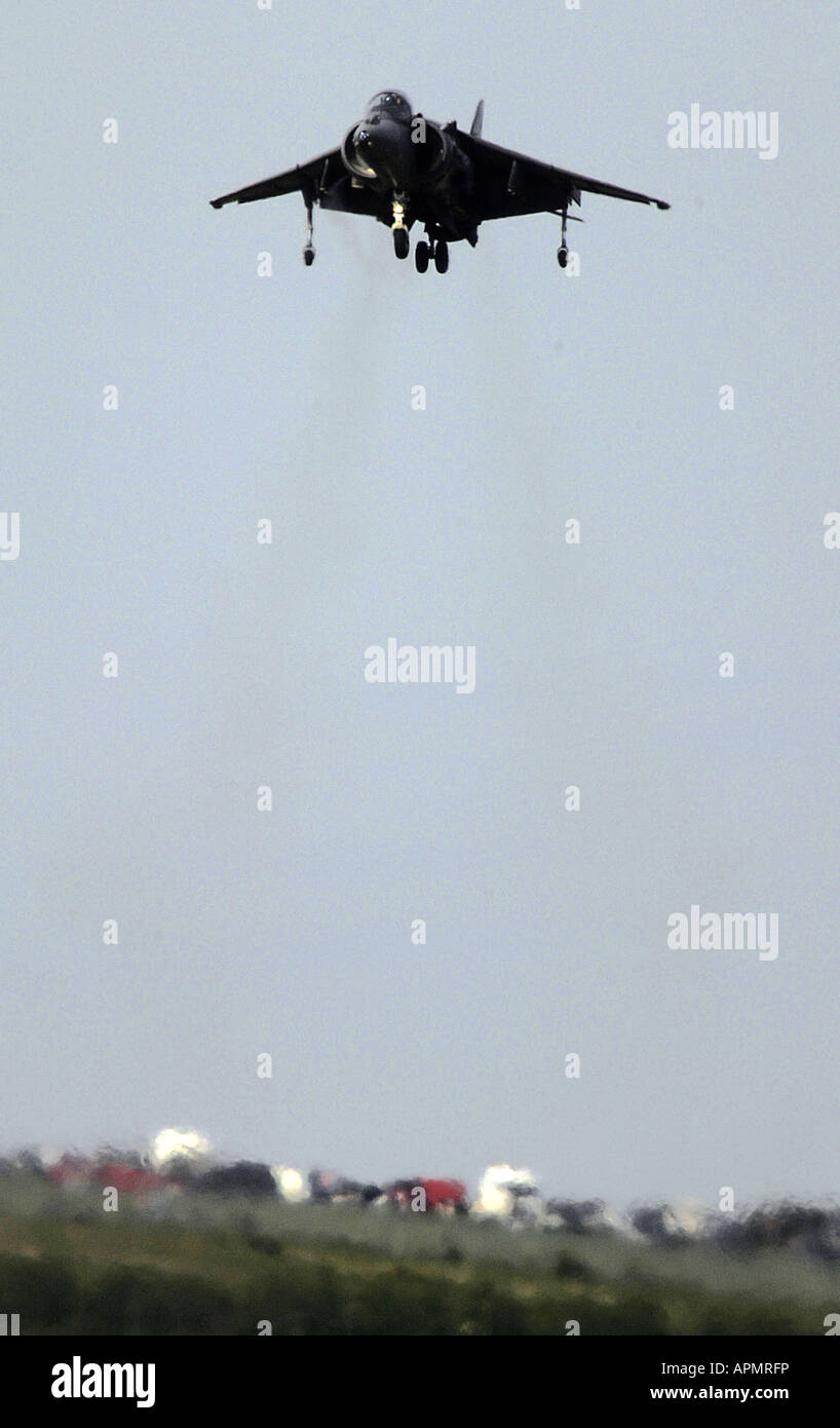 Harrier Jump Jet passa sopra Newtownards Airfield, Newtownards, County Down, Irlanda del Nord. L'Harrier, informalmente chiamato il salto Harrier Foto Stock