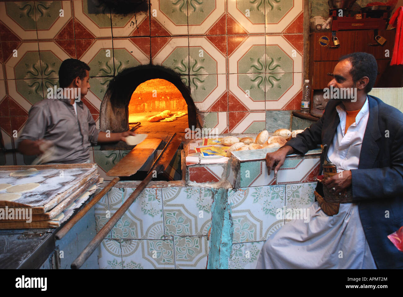 Un panettiere e un uomo dal forno di pietra, Sana'a, Yemen. Foto Stock