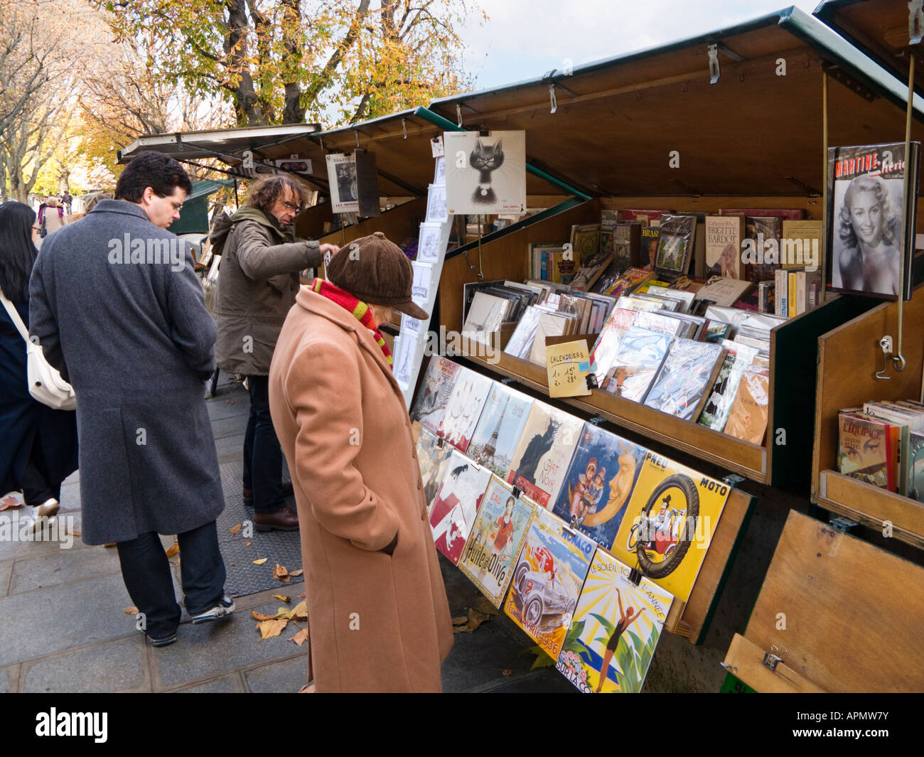 Uno degli open air bancarelle di arte e libri sulla riva sinistra della Senna, Parigi, Francia Europa Foto Stock