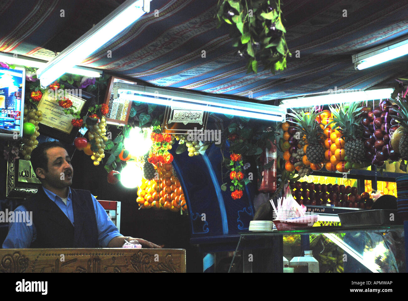 Barman in un juice bar a Sana'a, Yemen. Foto Stock