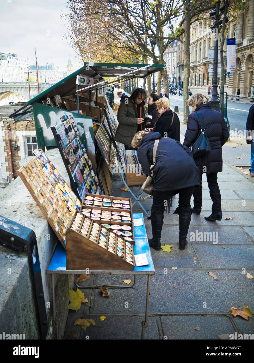 Aria aperta bancarella vendendo arte e libri sulla riva sinistra di Parigi Francia Europa Foto Stock