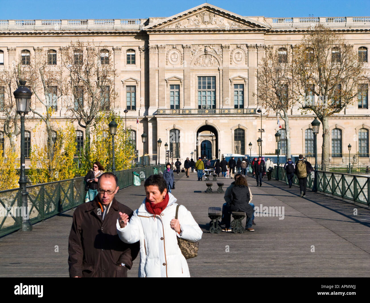Musee du Louvre, Cour Carree ingresso visto dal Pont des Arts bridge, Parigi, Francia, Europa Foto Stock