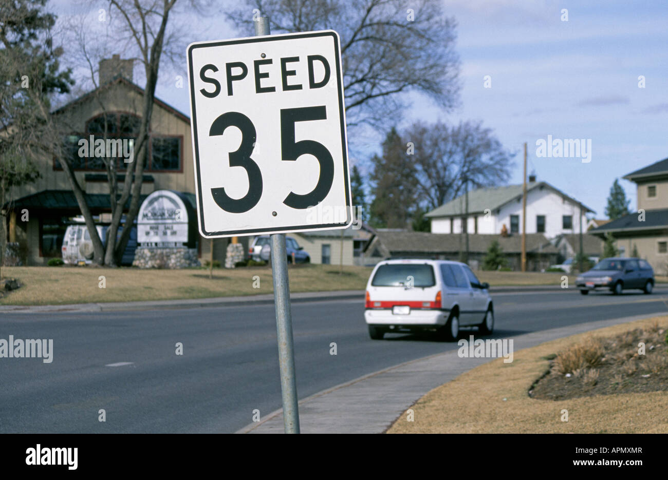 A 35 miglia orarie segnale di limite di velocità in un contesto urbano su una strada di città Foto Stock