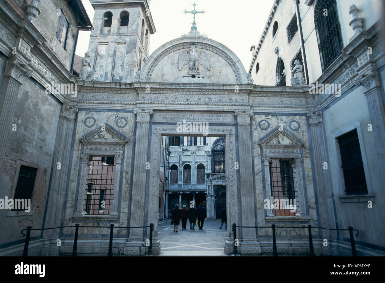 Il portale di marmo e schermo scolpito da Pietro Lombardo nel 1482 ingresso  del piccolo cortile rinascimentale della Scuola Grande di San Giovanni  Evangelista uno dei sei grand confraternite di Venezia fondata