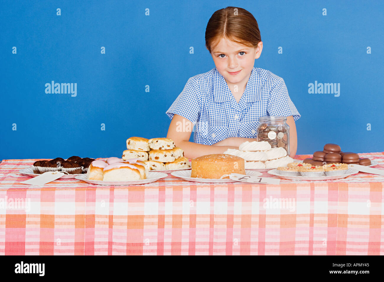 Ragazza con torta in stallo Foto Stock