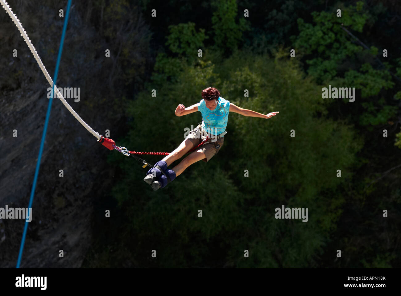 Una donna bungee jumping da un J Hackett ponte sopra il fiume Kawarau in Queenstown,South Island, in Nuova Zelanda. Foto Stock