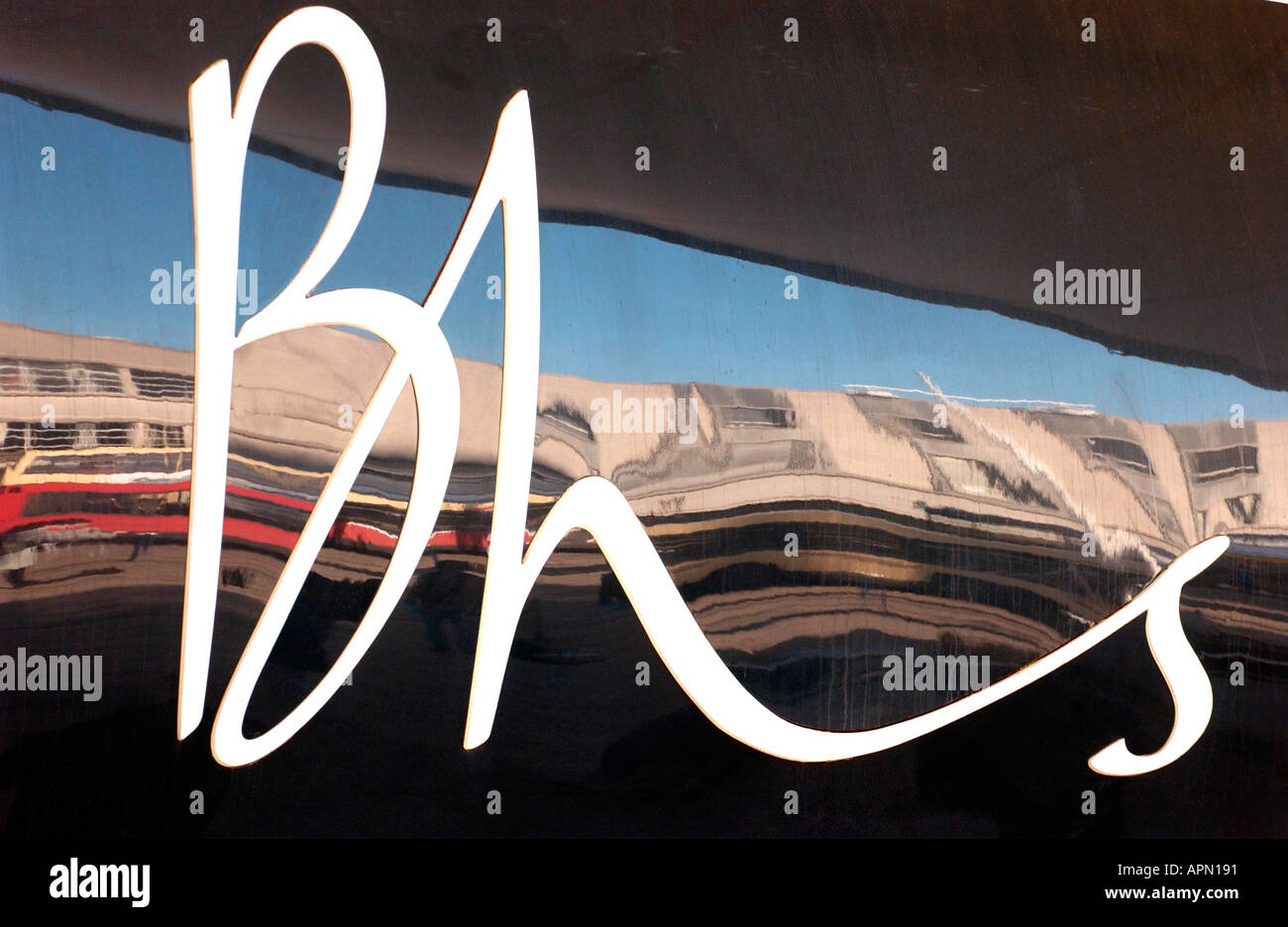 BHS store finestra che mostra il logo della società e una riflessione di strada al di fuori. Foto Stock BHS store finestra che mostra il logo della società e una riflessione di strada al di fuori. Foto Stock