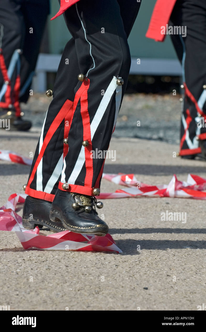 Vista ravvicinata degli zoccoli e campane di Chester City Morris uomini durante una performance Foto Stock