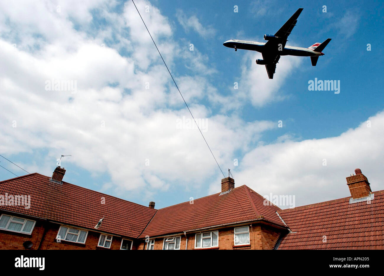 Un British Airways jet entra in terra all'aeroporto di Heathrow oltre le case di Hatton vicino a Hounslow Foto Stock