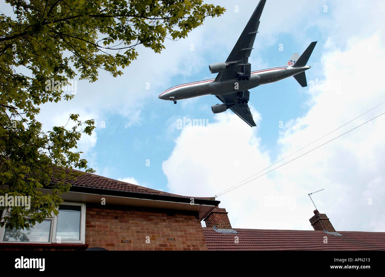 Bassa jet in volo a Heathrow Foto Stock
