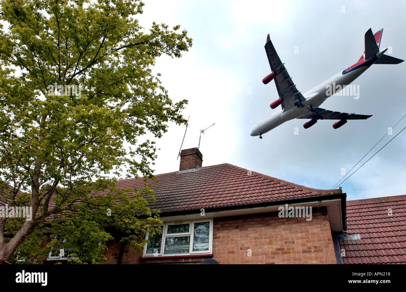 Un Virgin Atlantic jumbo jet entra in terra all'aeroporto di Heathrow oltre le case di Hatton vicino a Hounslow Foto Stock