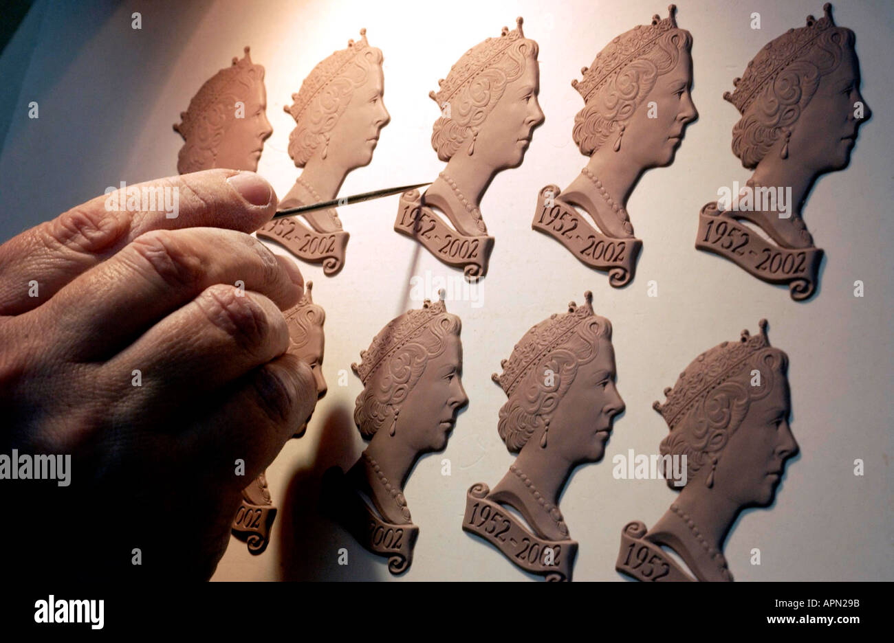 Il Wedgewood fabbrica di ceramica segna la regina s cinquantesimo anno sul trono con un ritratto del Giubileo. Foto Stock