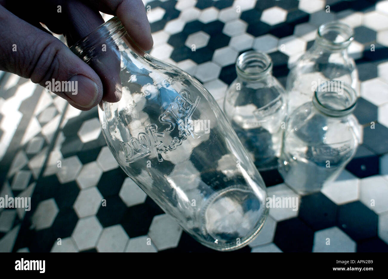Quattro svuotare una pinta di bottiglie di latte vengono raccolti in una casa tradizionale Foto Stock