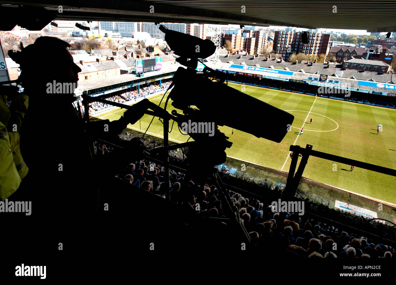 La telecamera si concentra sul calcio nell'outside broadcast Foto Stock
