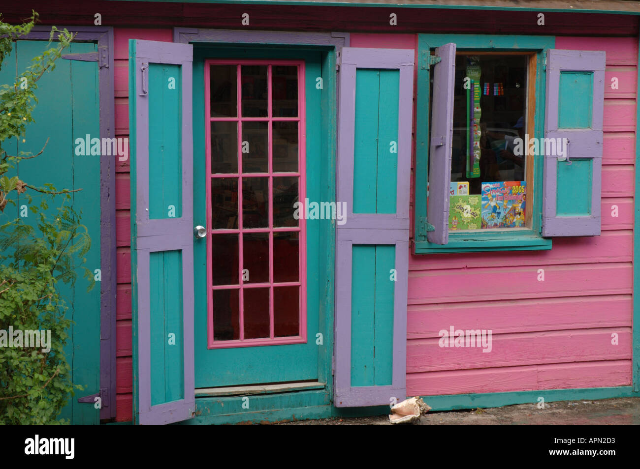 Gli edifici colorati dare Road Town un carattere felice Foto Stock