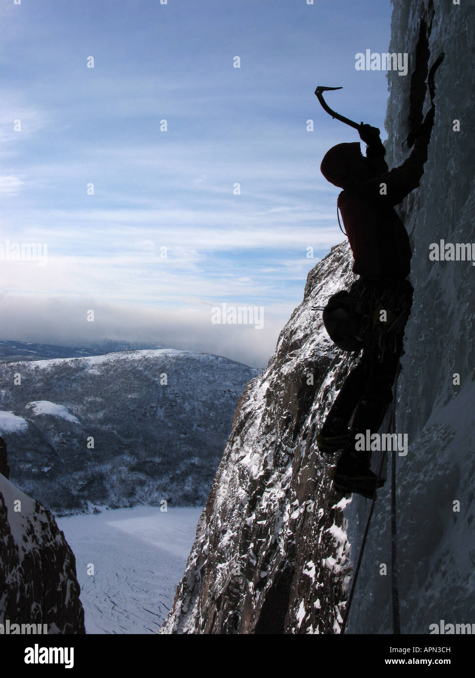 Arrampicata su ghiaccio ripidi durante la seconda salita di "acquavite di Beothuk',WI5+, 1000 piedi di salita di ghiaccio in Terranova, Canada. Foto Stock