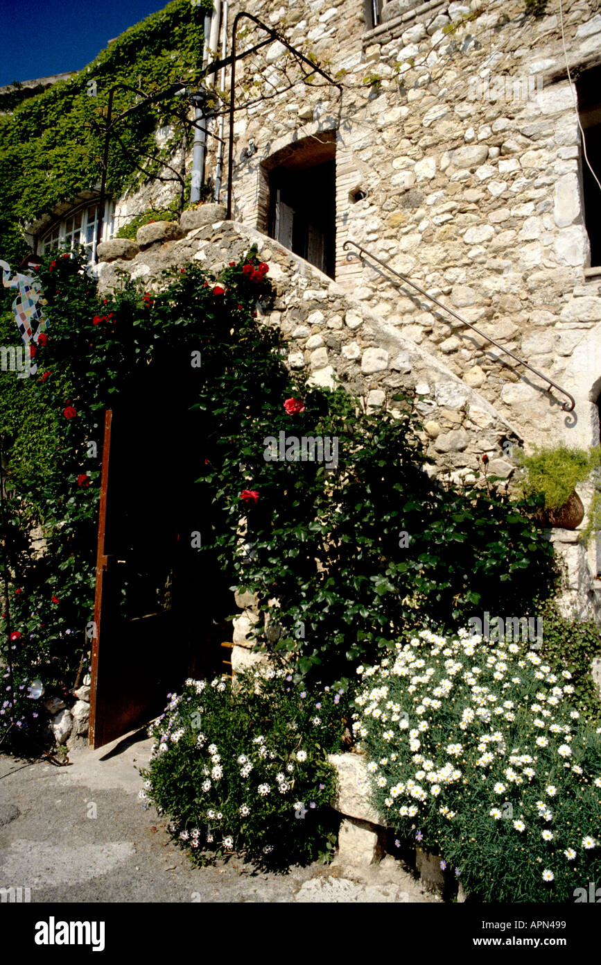 Suggestiva pietra tipica casa in Provenza nel sud della Francia Foto Stock
