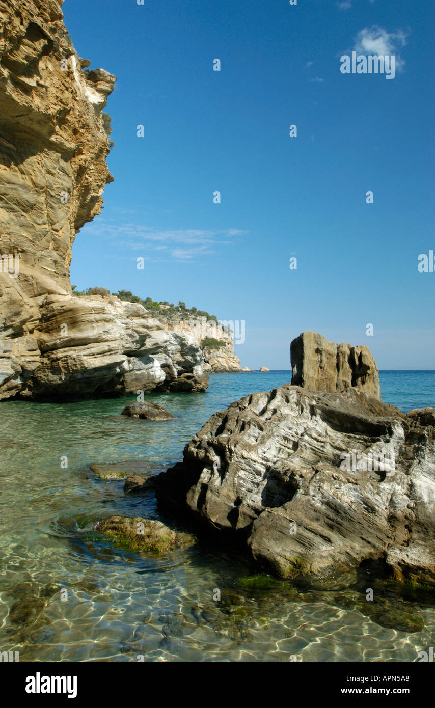 Bay e la spiaggia sottostante Moni Archangelou Michail, vicino Alyki, Thassos Foto Stock