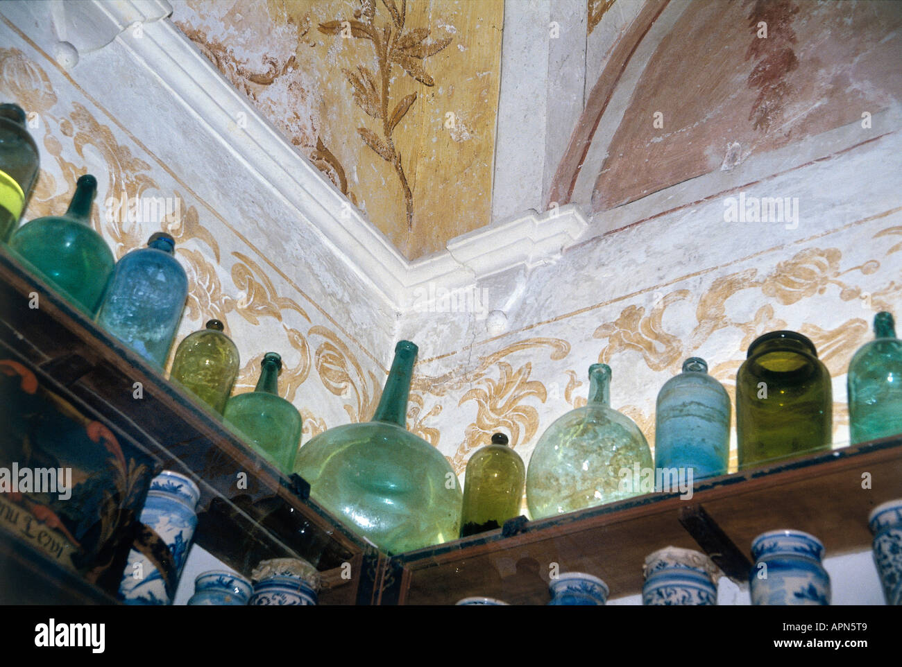 Dettaglio dell'interno della farmacia presso il monastero di Valldemossa  con la sua esposizione di vasi