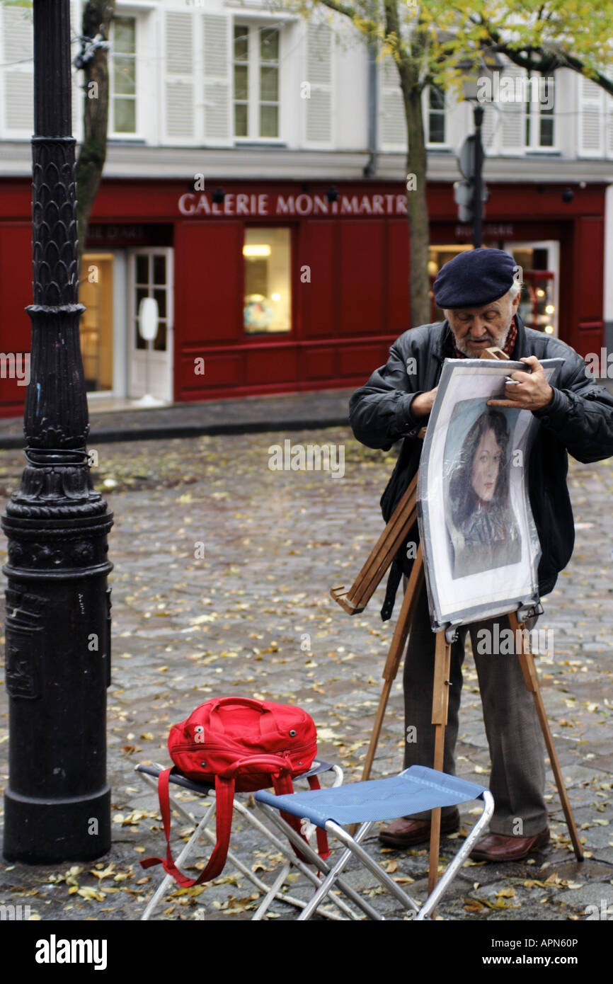 Un artista di strada imposta suo cavalletto in Place Du Tertre a Montmartre Parigi Francia Foto Stock