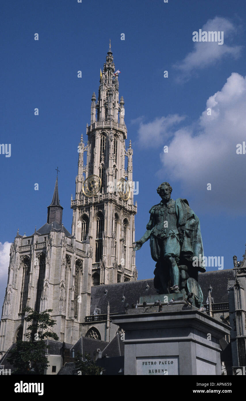 Belgio s più celebre pittore Pieter Paul Rubens visse in Anversa all'inizio del XVII C e Anversa s XIV C cattedrale gotica Foto Stock