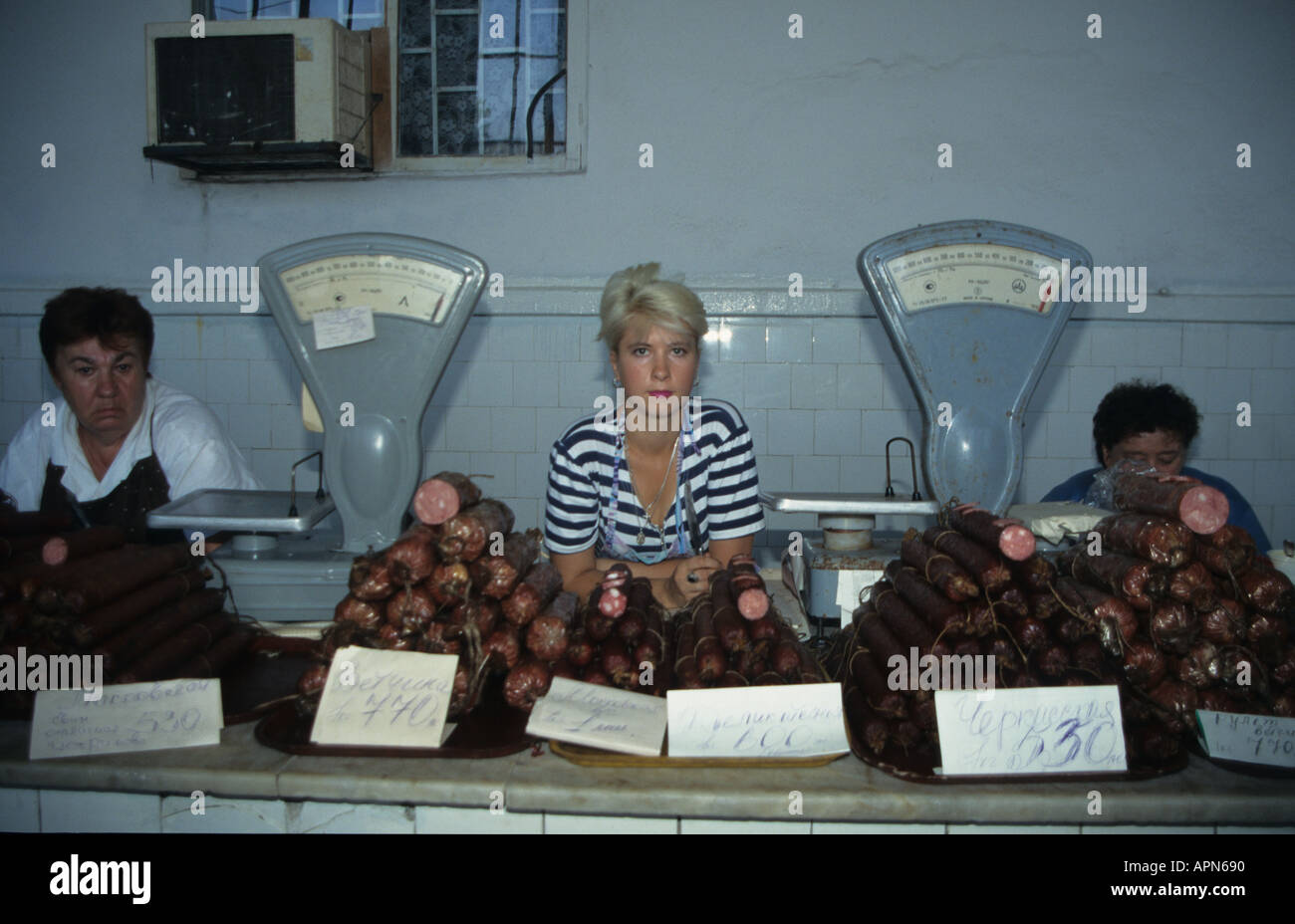 Donne salsicce di vendita nel mercato principale di Odessa nel sud dell'Ucraina Foto Stock