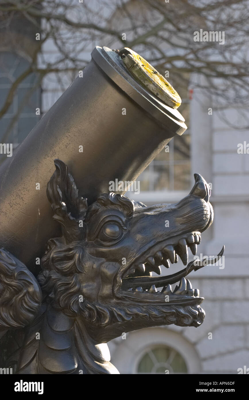 Un mortaio francese dall'attacco a Cadice durante la Guerra Peninsulare, catturato dagli spagnoli, la Sfilata delle Guardie a Cavallo, Londra. Foto Stock