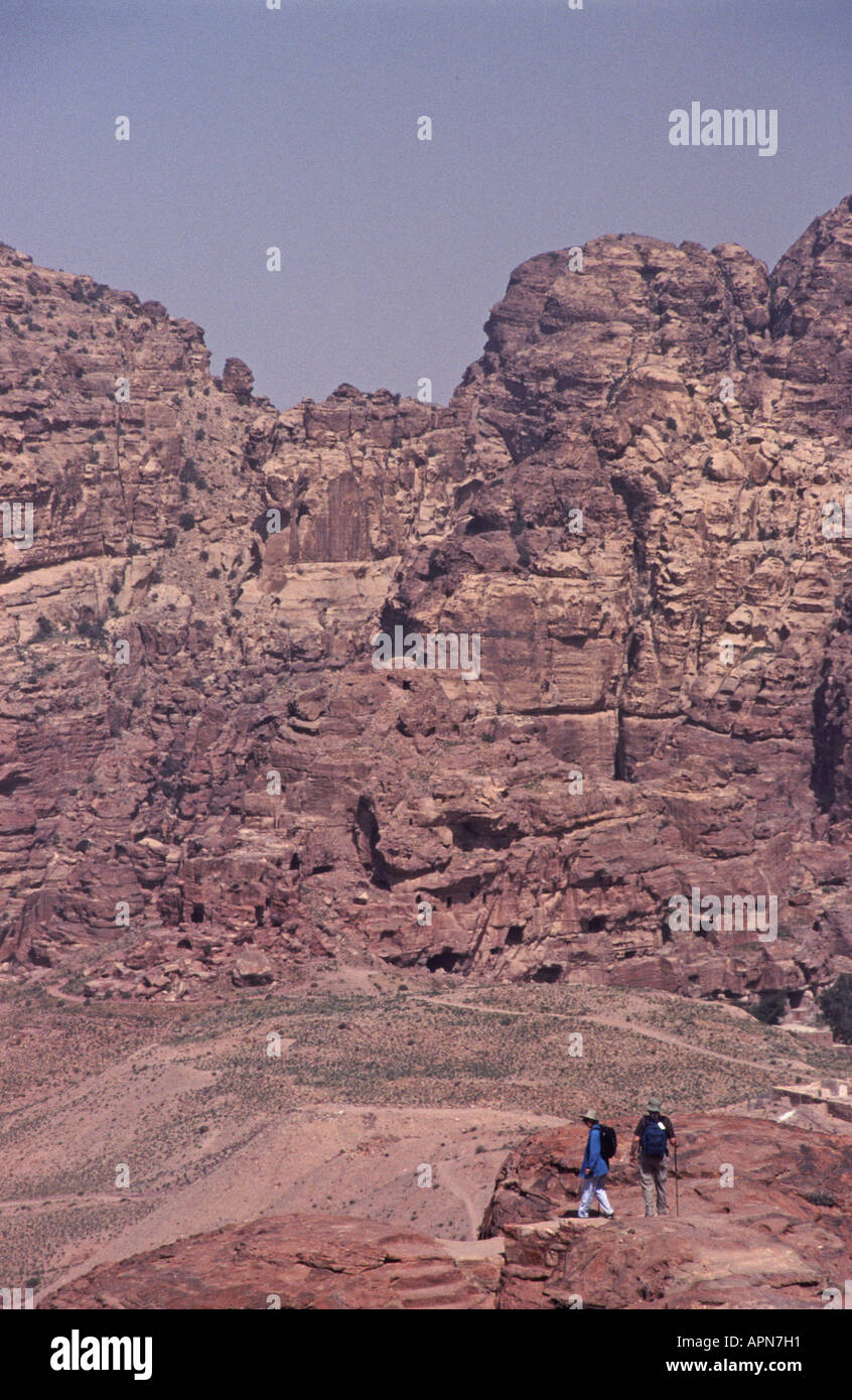 PETRA, Giordania. Un paio di passeggiate sulle colline vicino l'alto luogo del sacrificio. Foto Stock