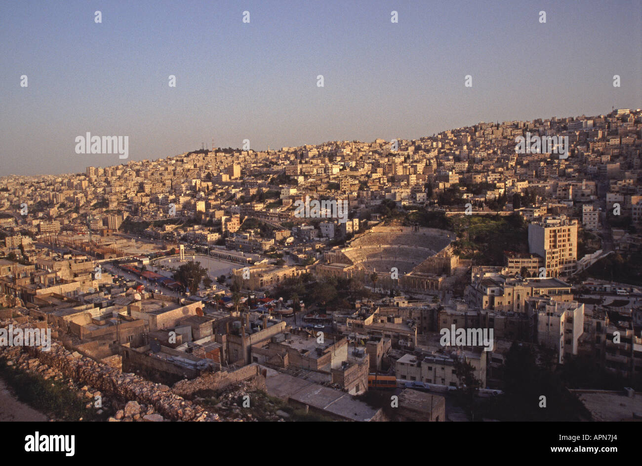 AMMAN, Giordania. Una vista serale del centro di Amman da Jebel al Qala. 2004. Foto Stock
