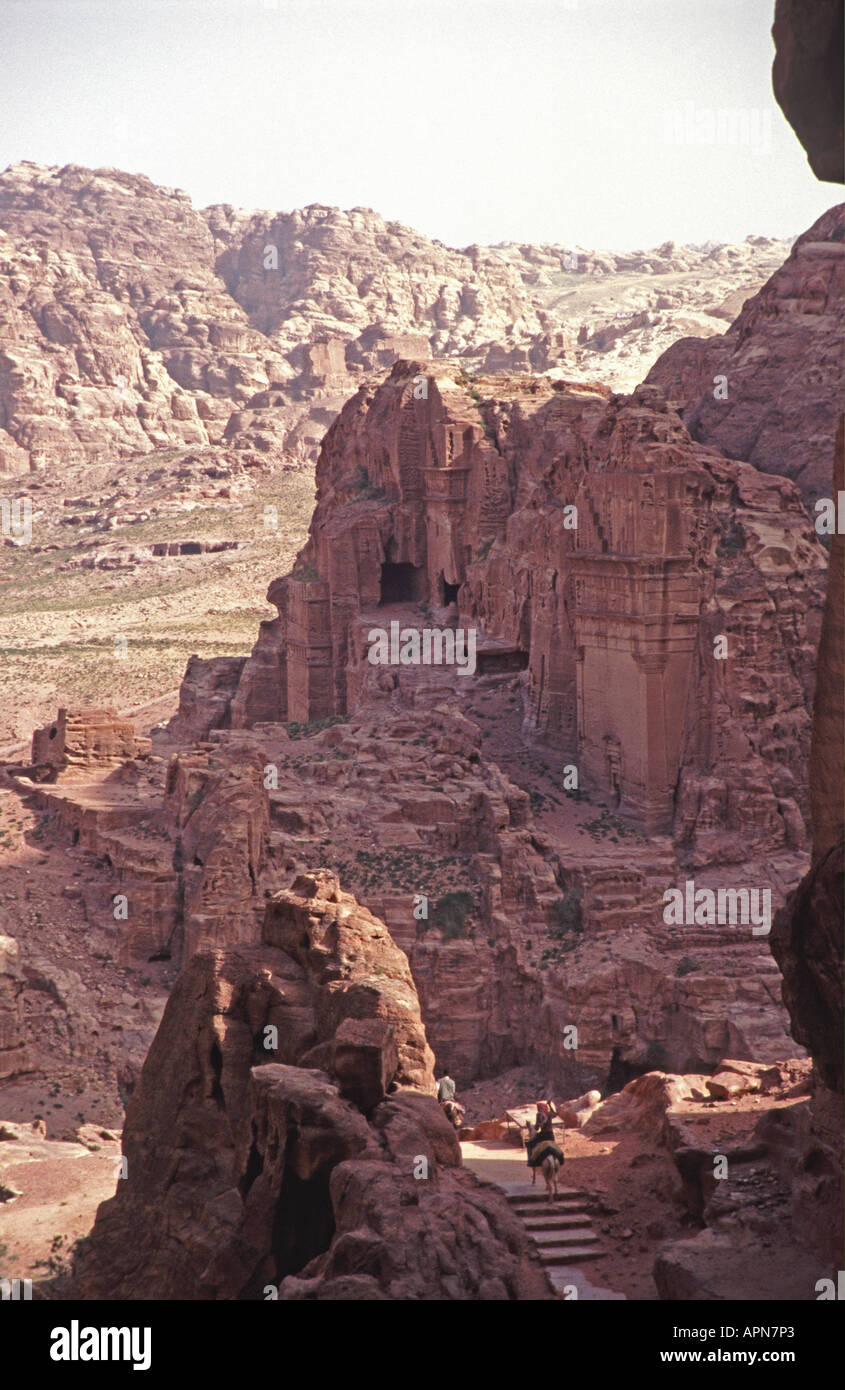 La Giordania una vista di Petra dal percorso verso l'alto luogo del sacrificio Foto Stock