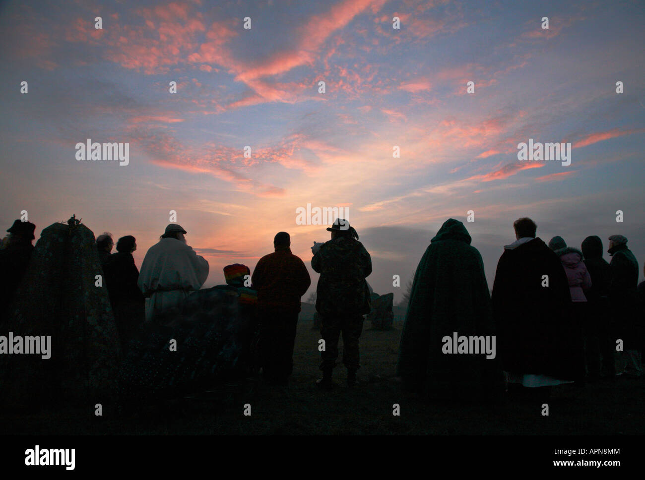 I druidi celebrano il solstizio d'Inverno ad Avebury Stone Circle nel Wiltshire Foto Stock