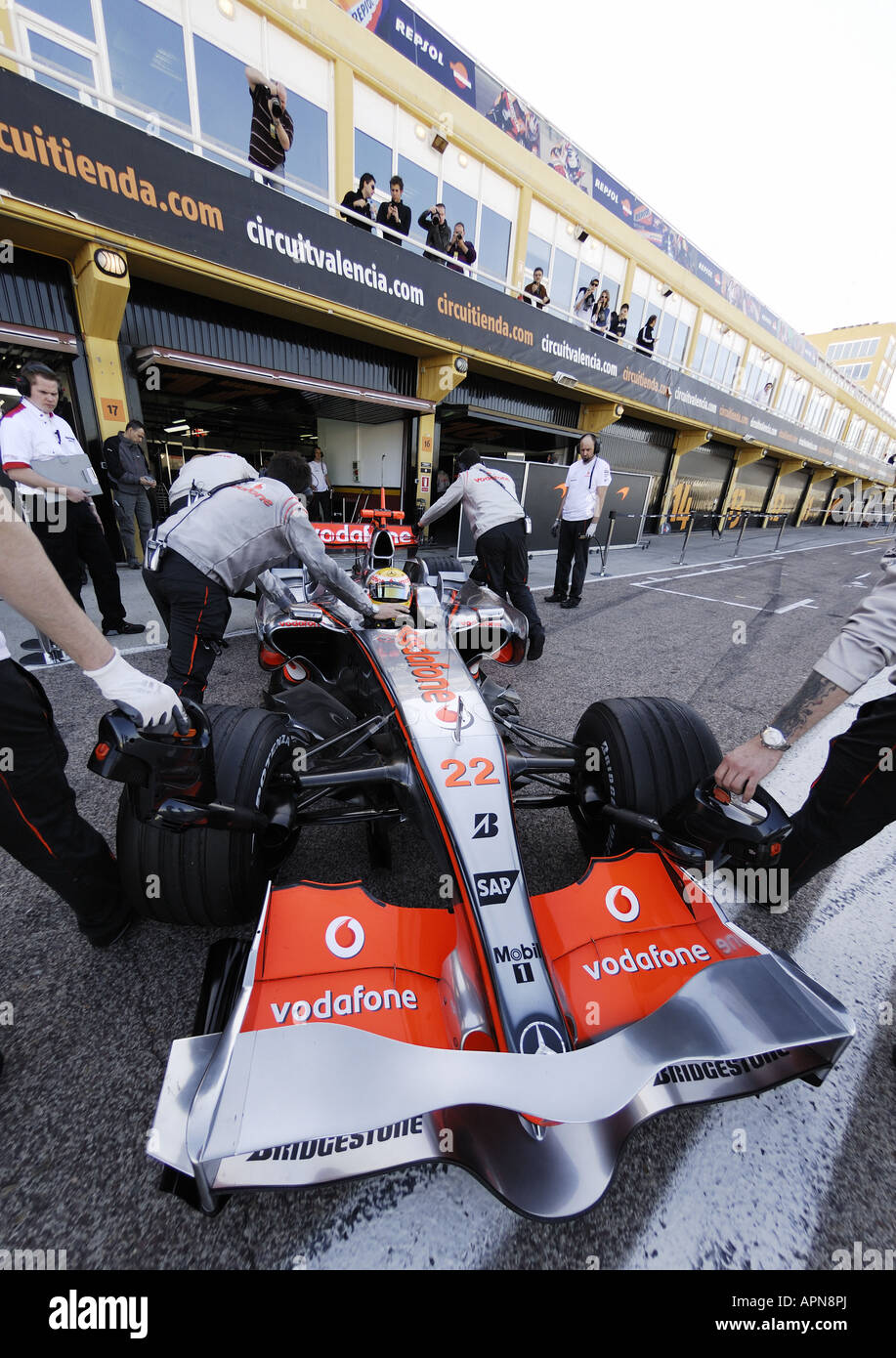 Lewis Hamilton (GBR) in McLaren Mercedes MP4-23 Formula 1 racecar sul Circuito Ricardo Tormo Foto Stock