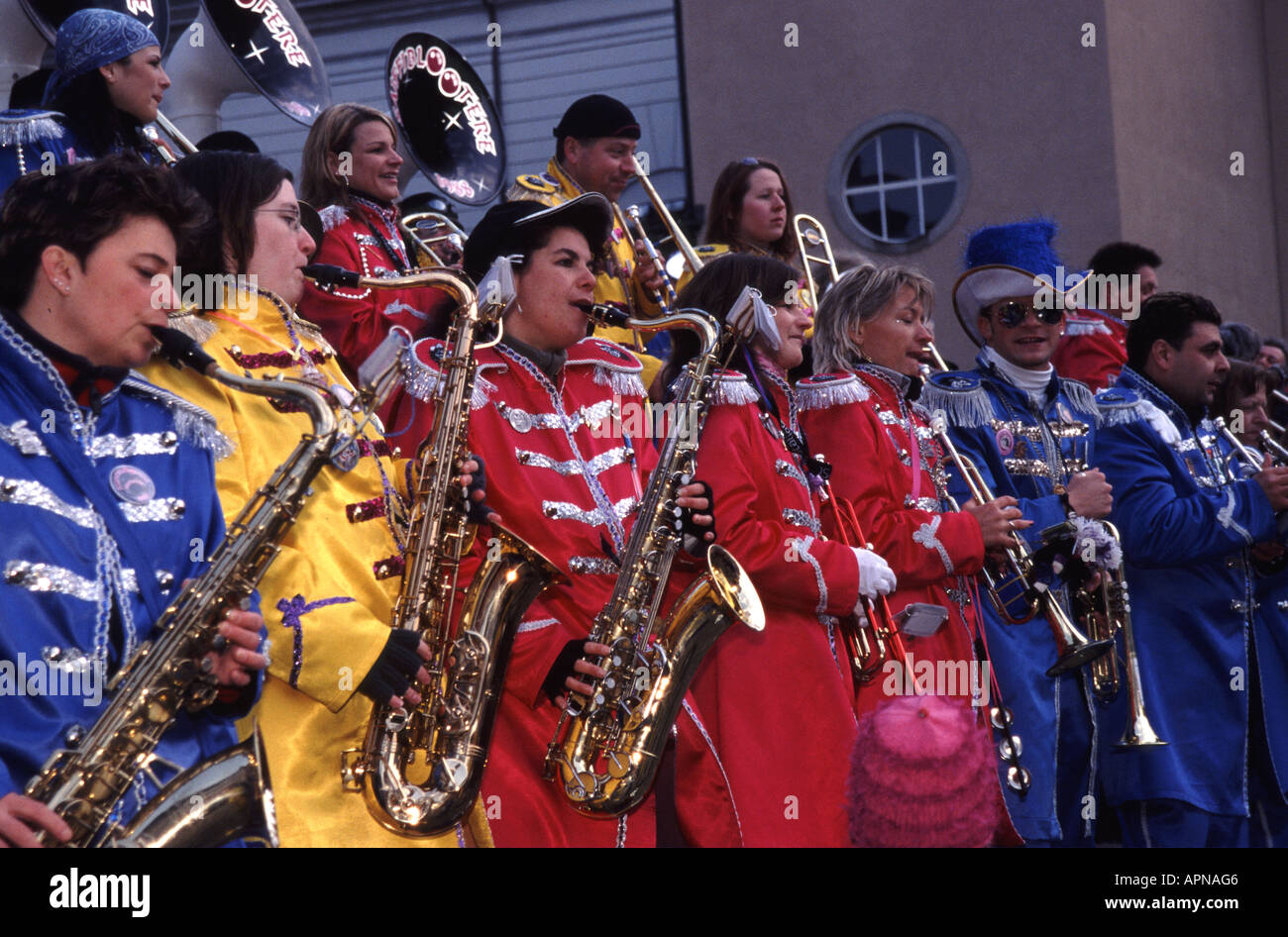 BASEL, Svizzera un 'Guggemusige' band effettuando al Carnevale annuali celebrazioni. Foto Stock