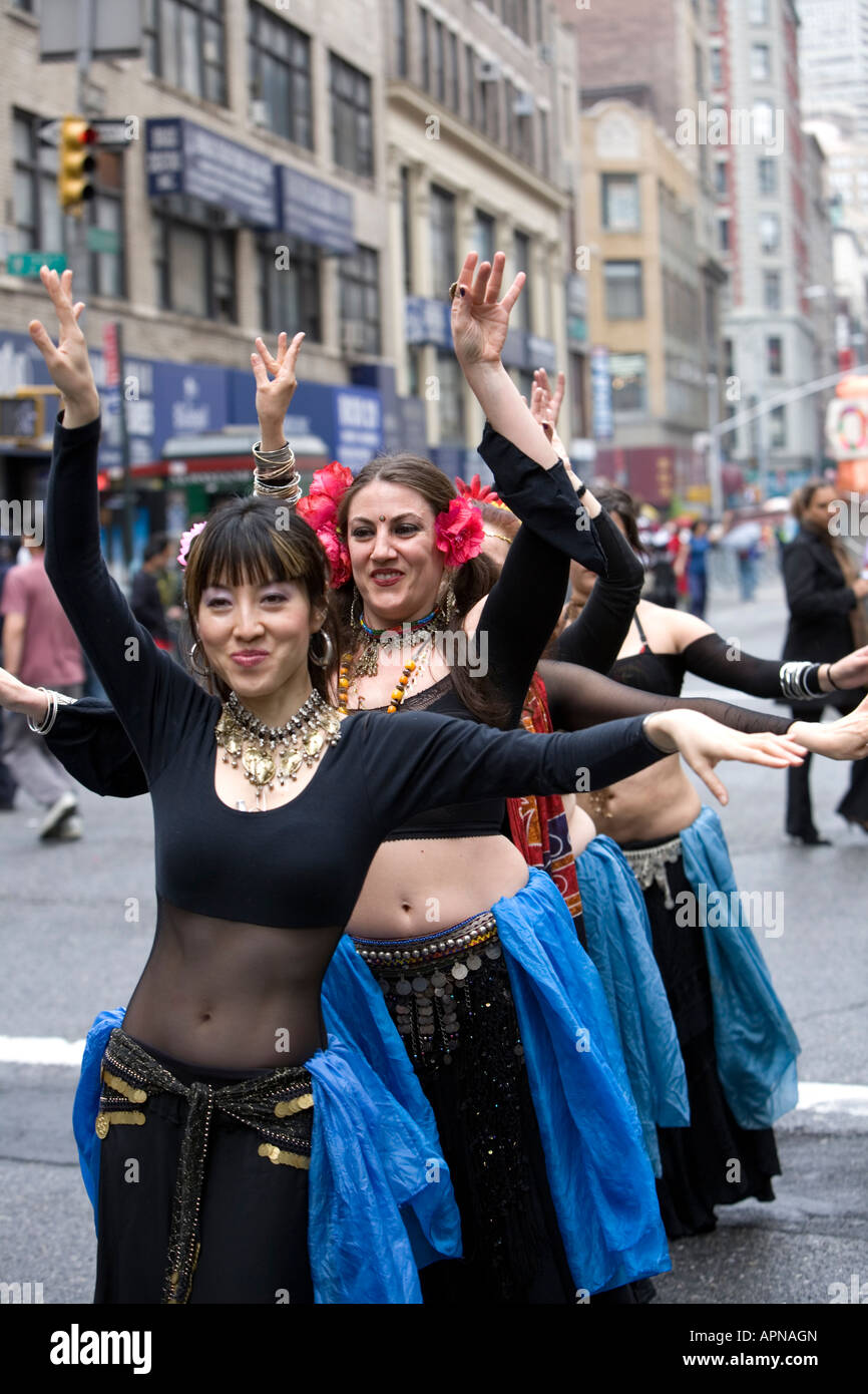 Danzatrici del ventre su Broadway in corrispondenza della prima New York City Dance Parade nel 2007 Foto Stock