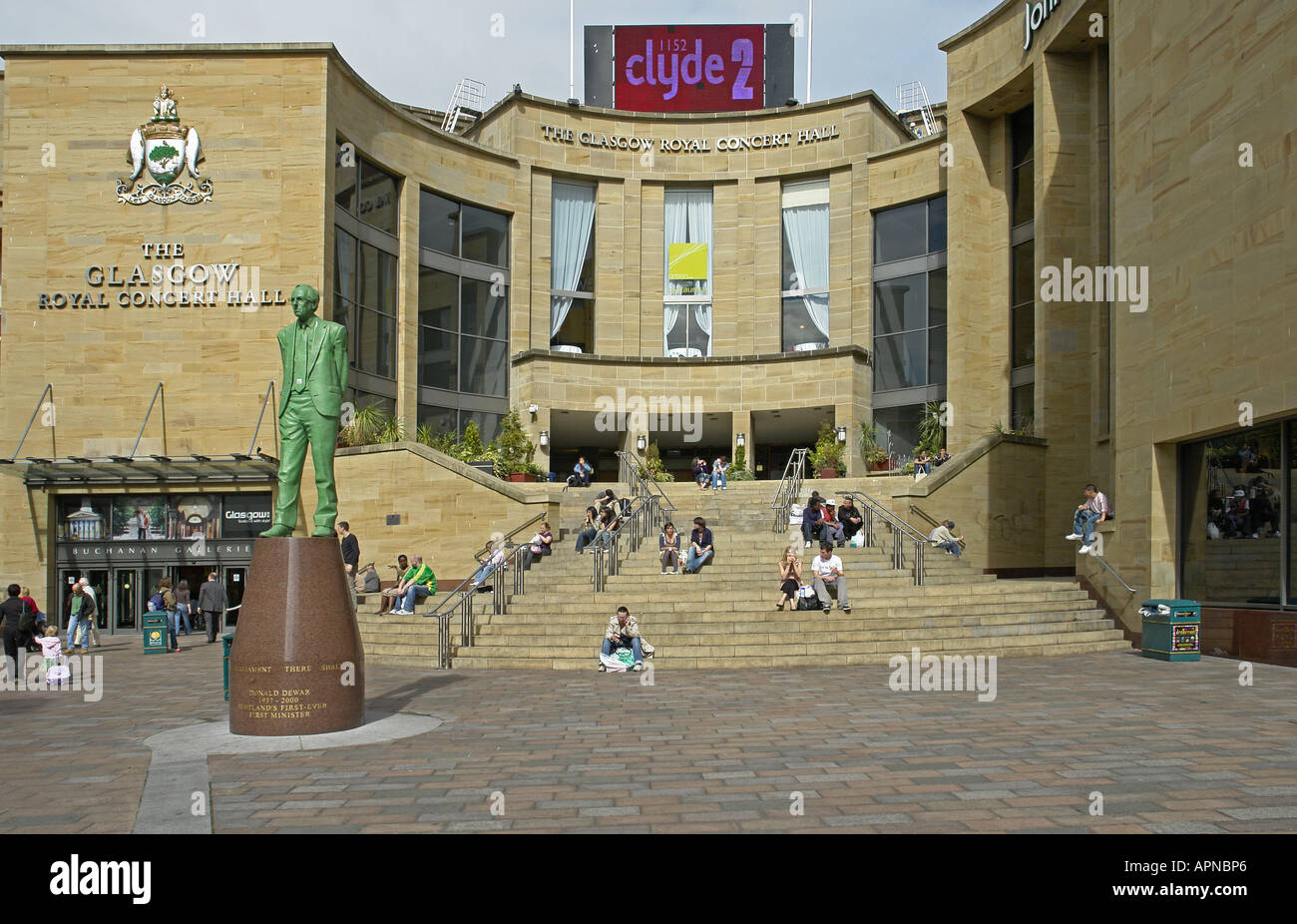 Il monumento alla scozzese ex Primo Ministro Donald Dewar in corrispondenza della estremità superiore di Buchanan Street a Glasgow. Foto Stock