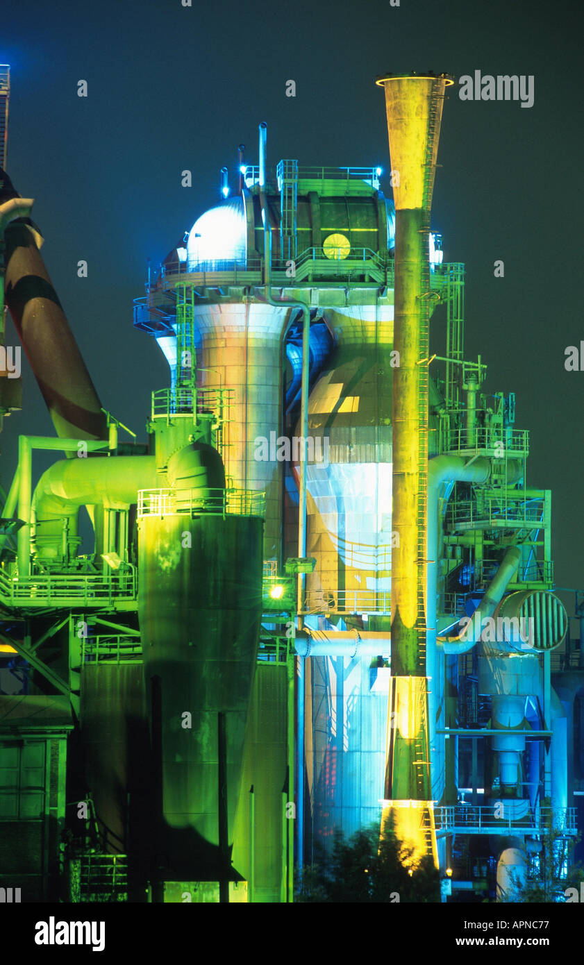 Ex acciaierie Meiderich Duisburg, illuminazione e simbolo di cambiamento strutturale nel bacino della Ruhr, Germania nord Rhine-West Foto Stock