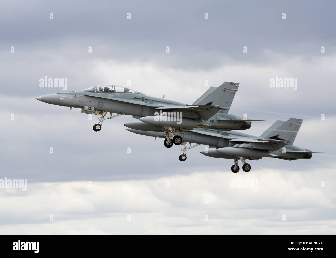 Due Royal Australian Air Force F-18 Hornet fighter jet in una formazione di decollo. Vista laterale. Foto Stock