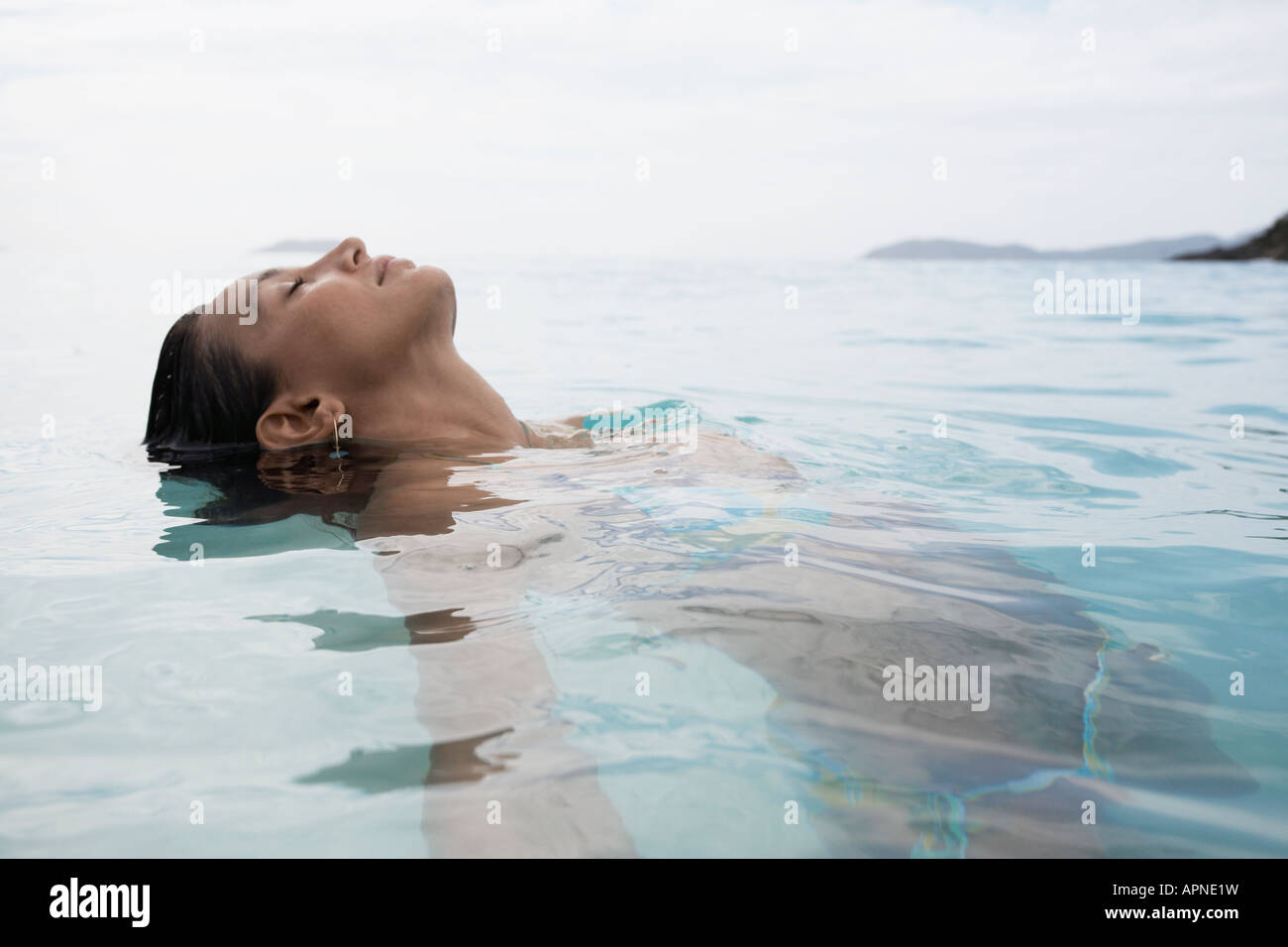 Giovane donna di nuoto in acqua Foto Stock