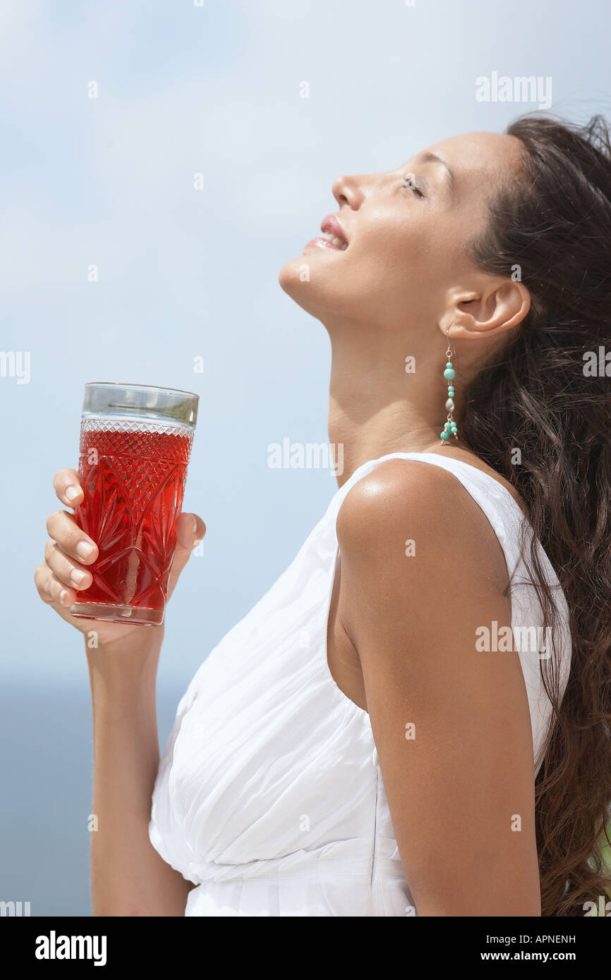 Giovane donna con succo di frutta Foto Stock