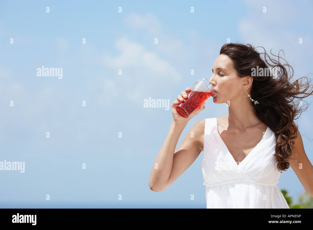 Giovane donna di bere succo di frutta Foto Stock