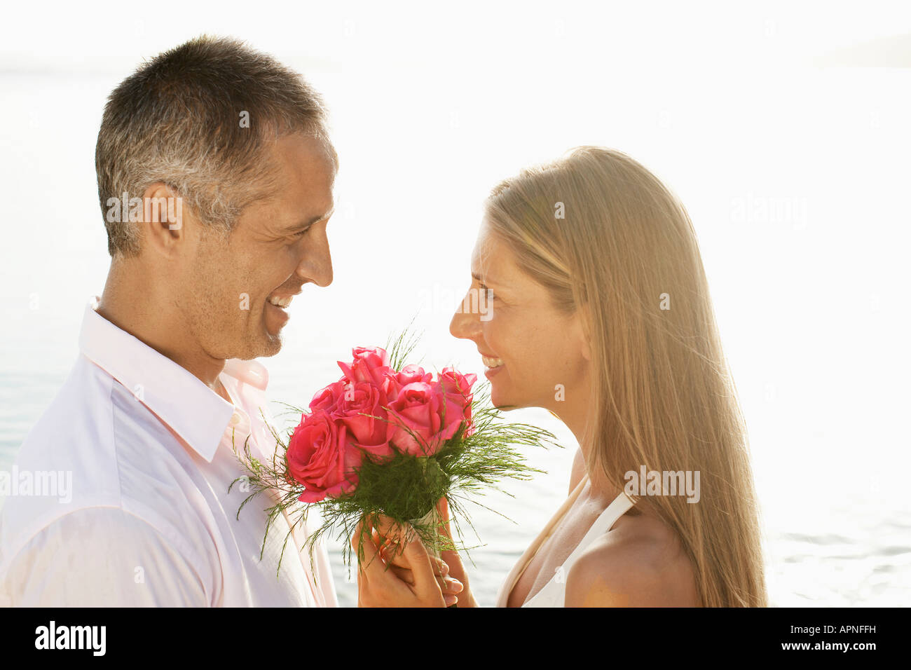 Sposi novelli sulla spiaggia Foto Stock