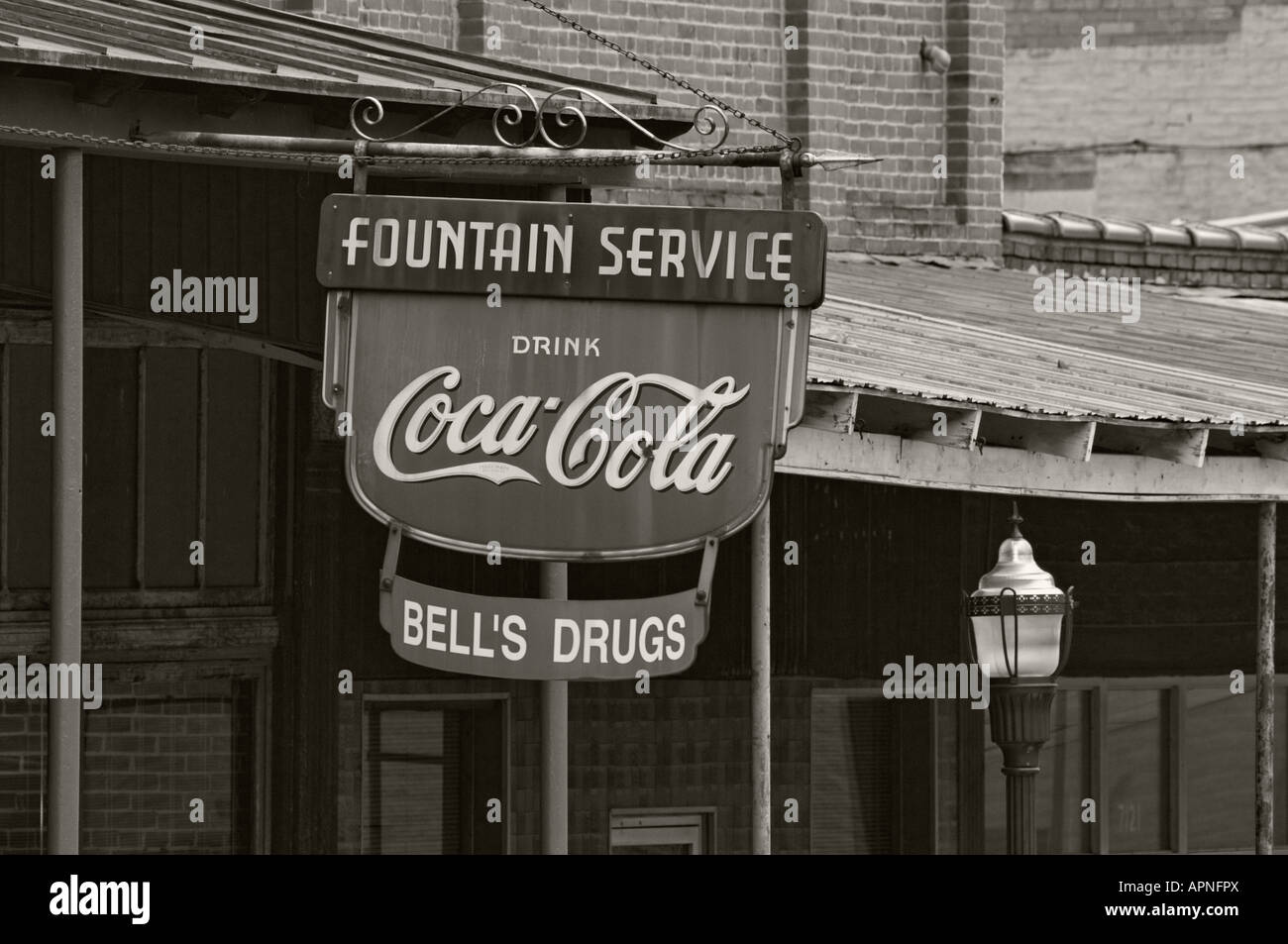 Vecchia insegna per Bell s farmaci pubblicità Coca Cola e fontana Service Sebree Kentucky Foto Stock