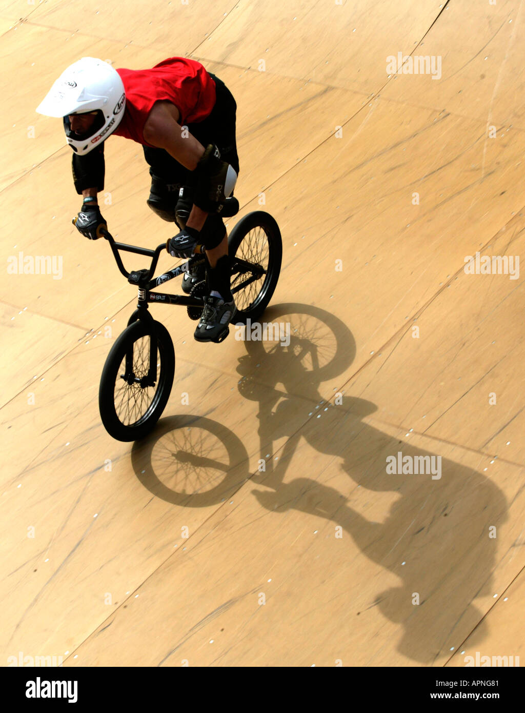 BMX biker sulla rampa di skate a giochi urbani, Londra Foto Stock