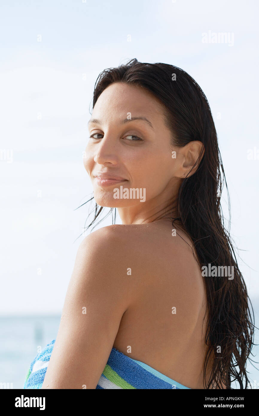 Giovane donna sulla spiaggia (verticale). Foto Stock