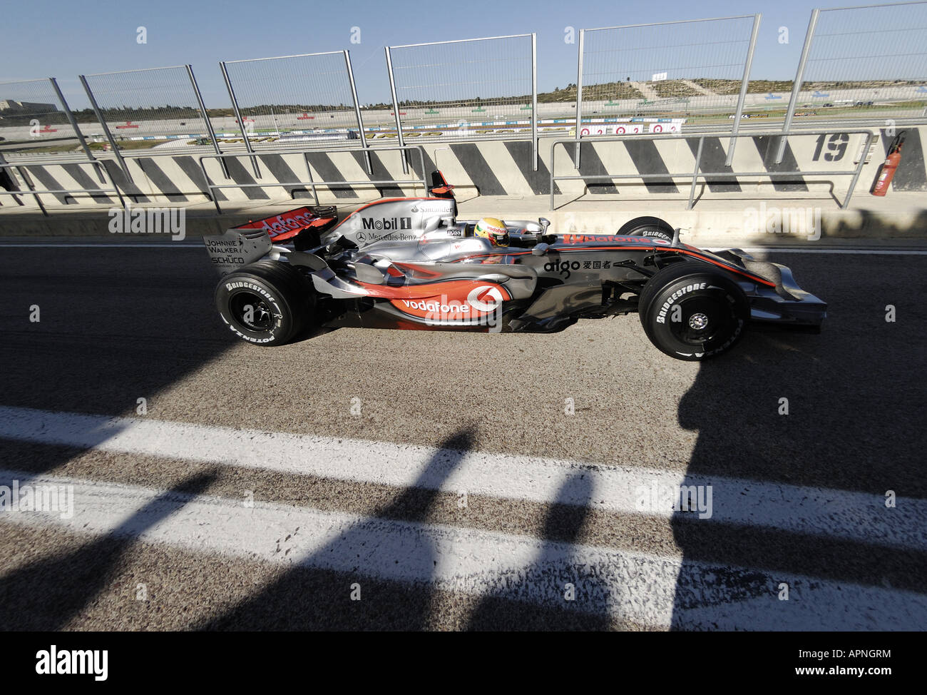 Lewis Hamilton (GBR) in McLaren Mercedes MP4-23 Formula 1 racecar sul Circuito Ricardo Tormo Foto Stock