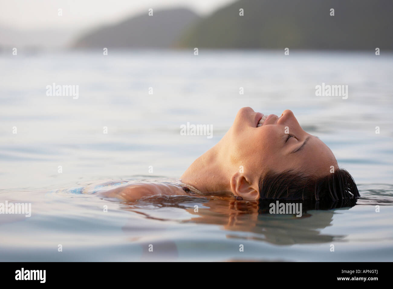 Giovane donna nuoto Foto Stock