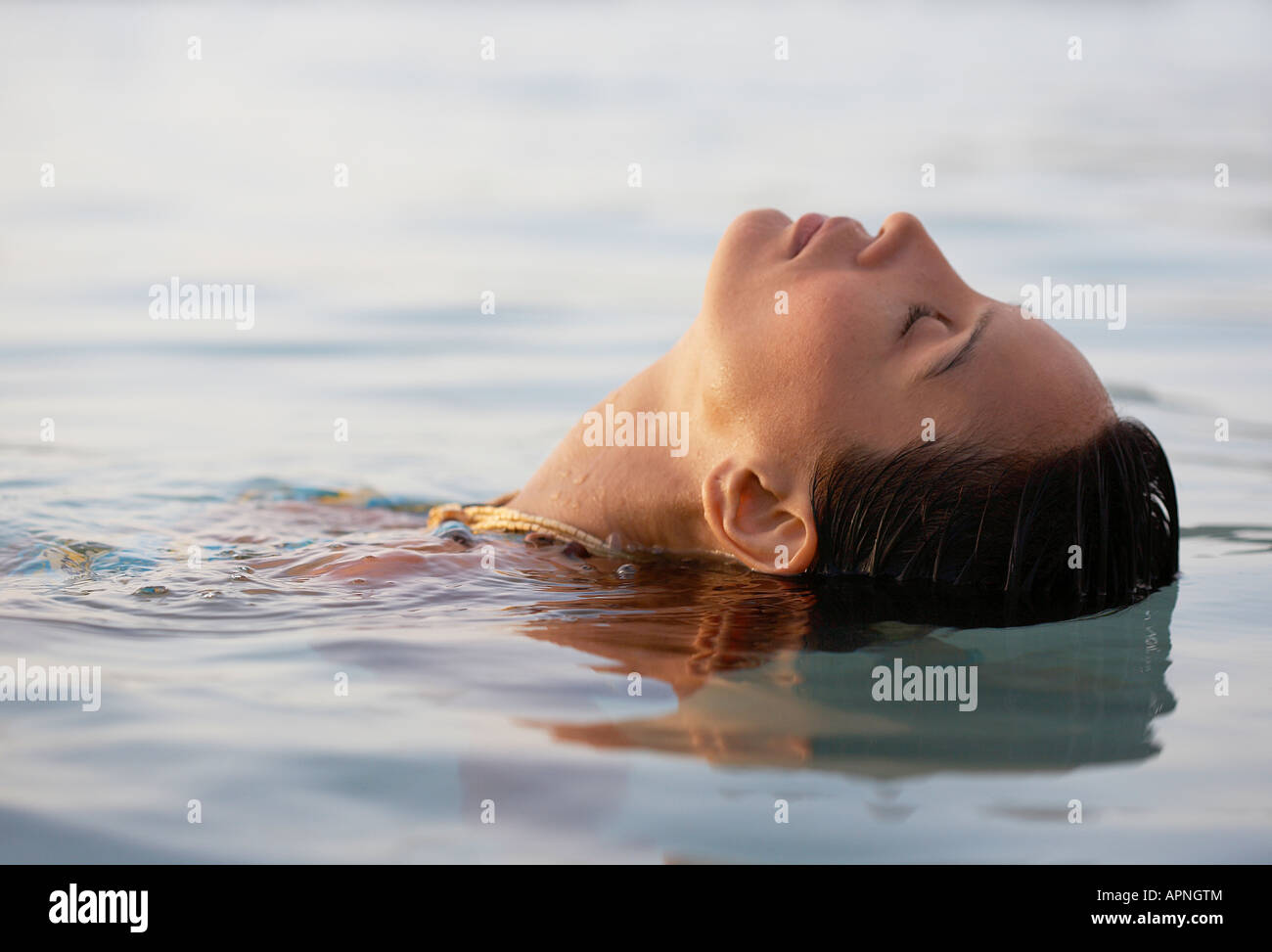 Giovane donna nuoto Foto Stock