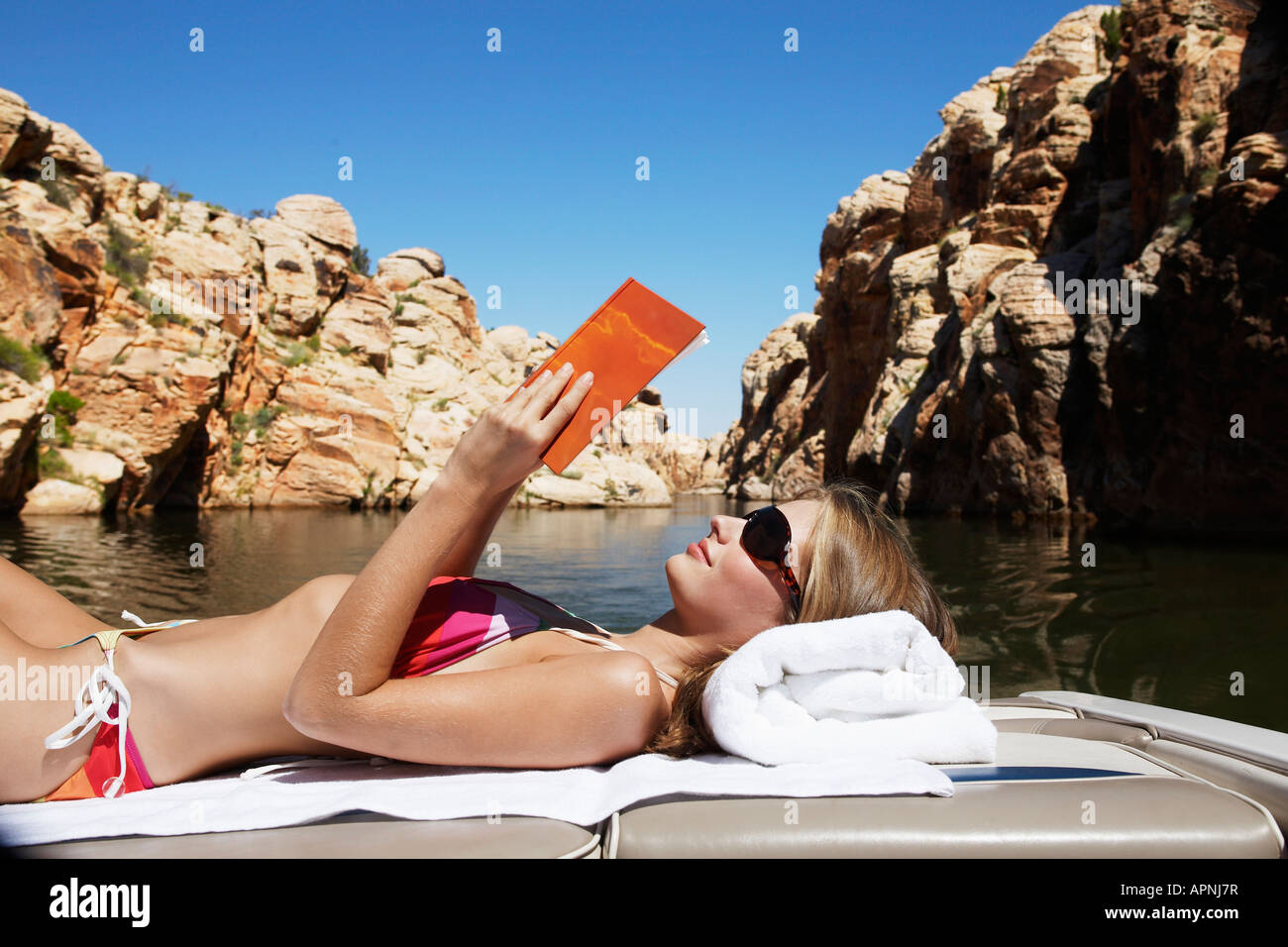 Giovane donna libro lettura in motoscafo Foto Stock