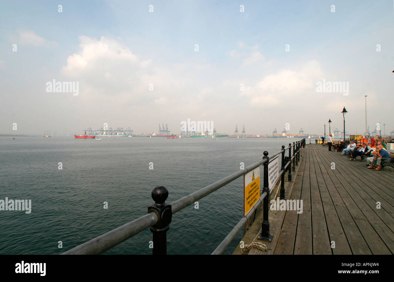 Ha'penny pier, Harwich, Essex. Felixstowe porto sullo sfondo Foto Stock